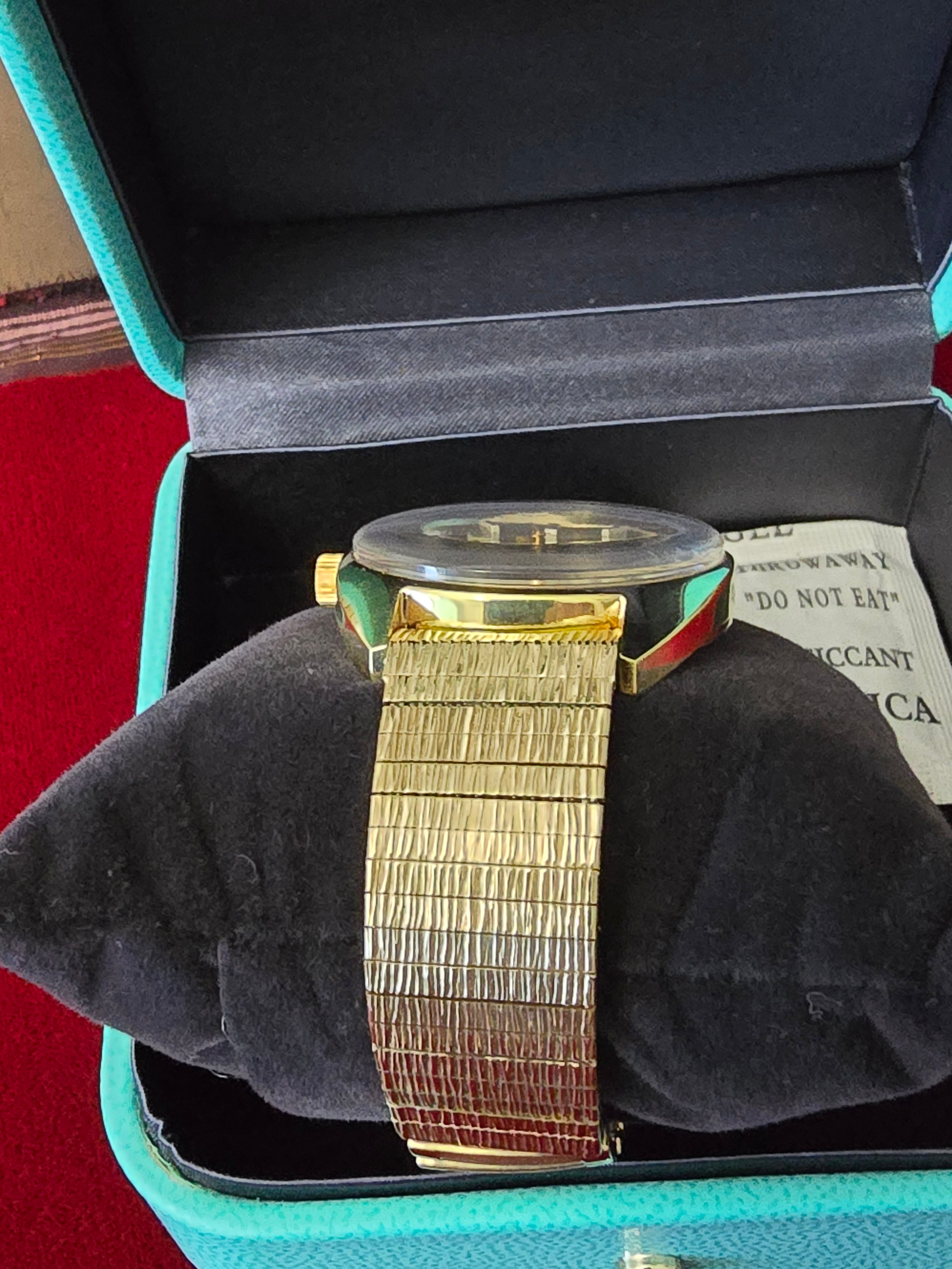 Vintage Swiss Automatic Gold Watch – Classic Luxury Style