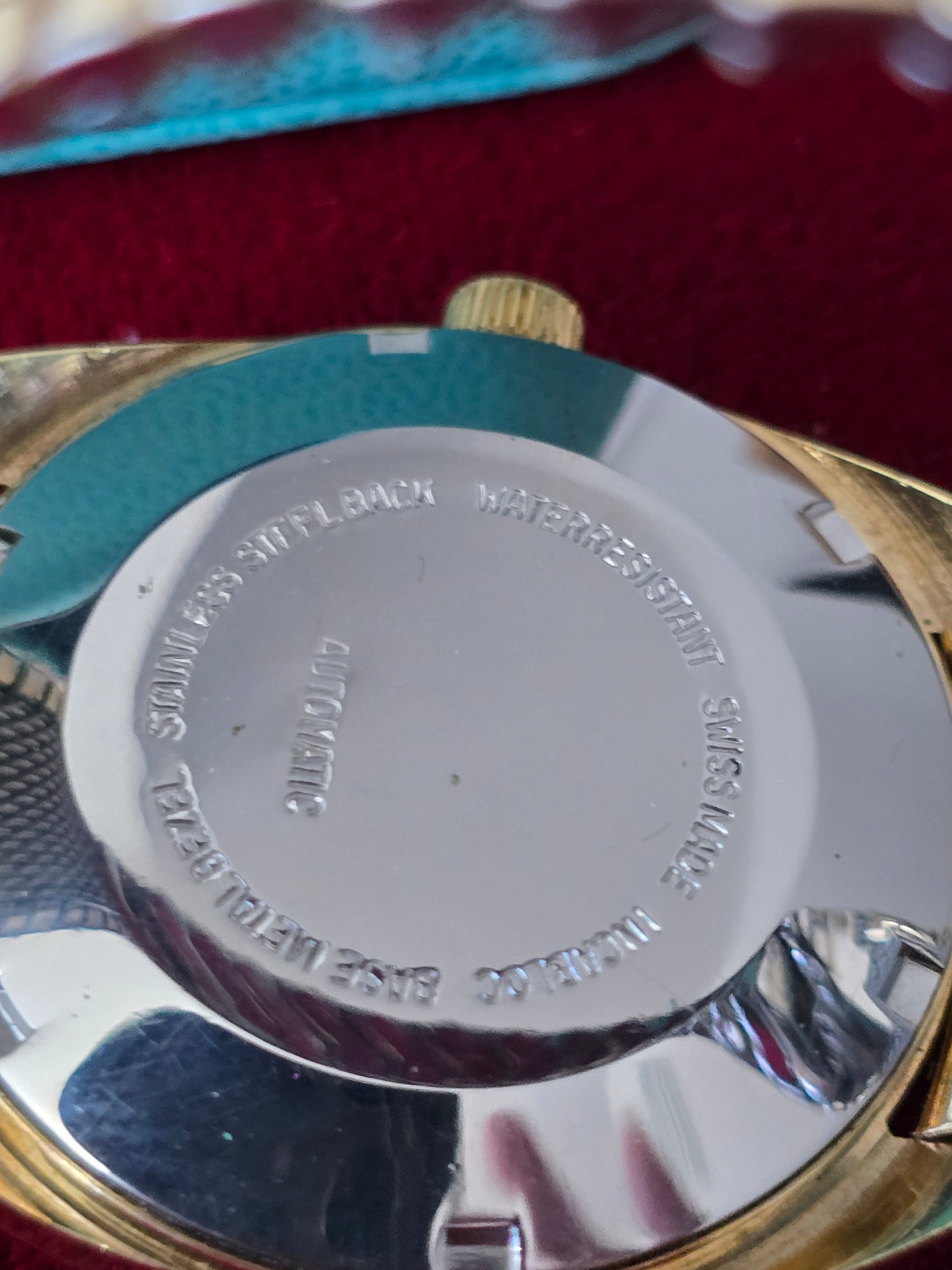 Vintage Swiss Automatic Gold Watch – Classic Luxury Style