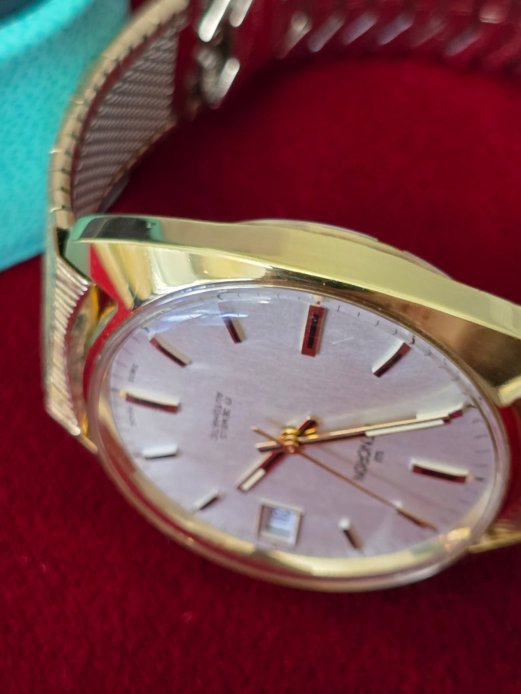 Vintage Swiss Automatic Gold Watch – Classic Luxury Style