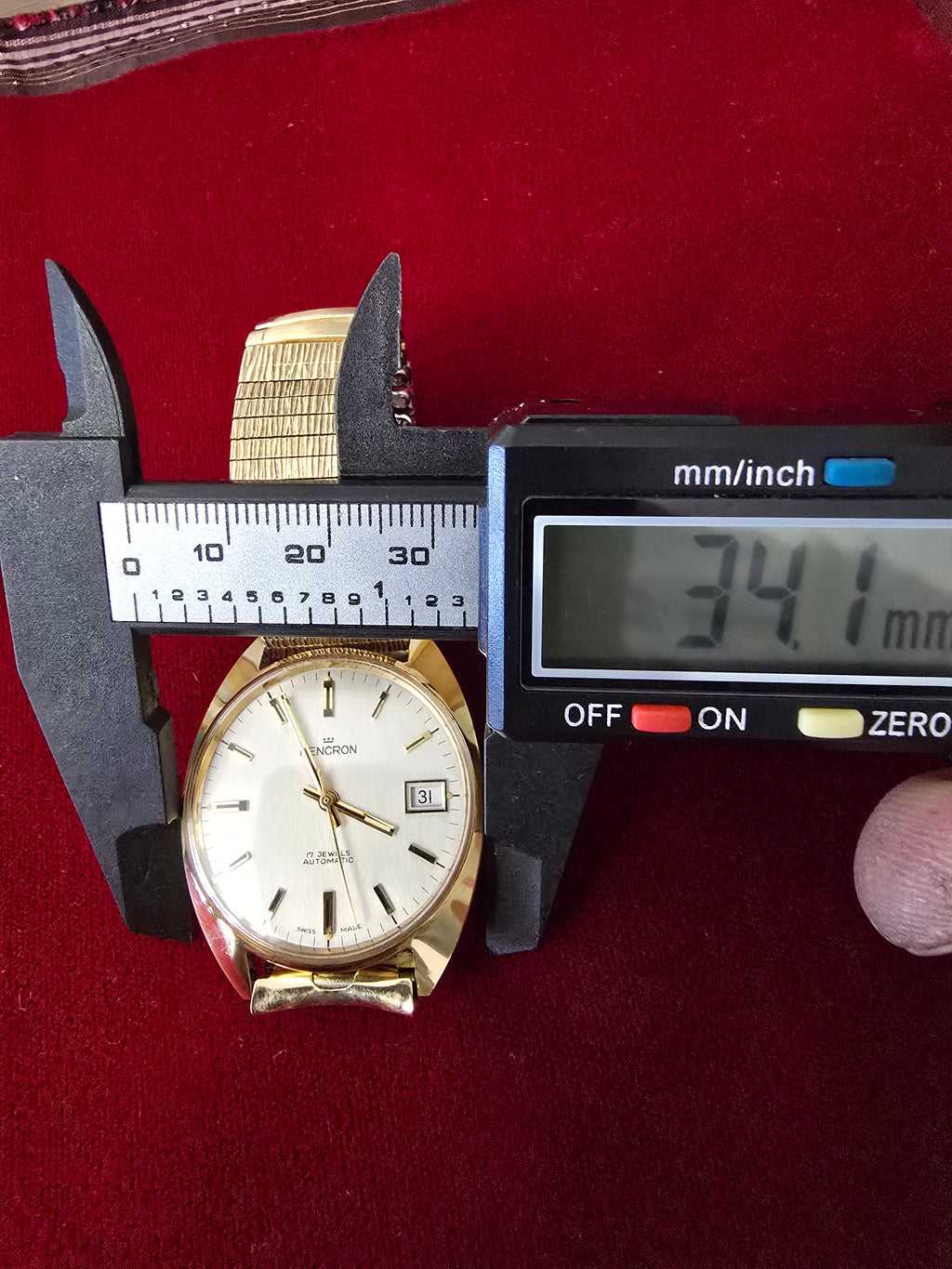Vintage Swiss Automatic Gold Watch – Classic Luxury Style